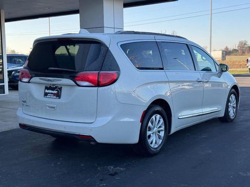 Used 2017 Chrysler Pacifica Touring-L image 4