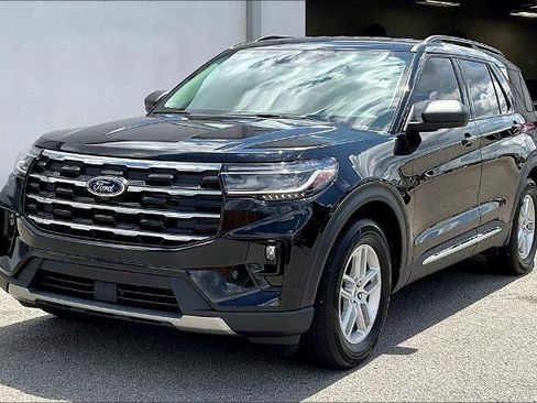 Certified 2025 Ford Explorer Active w/ Active Comfort Package RWD image 3