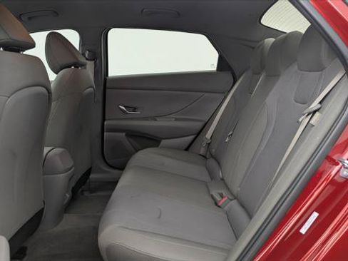 Used 2025 Hyundai Elantra SE FWD image 17