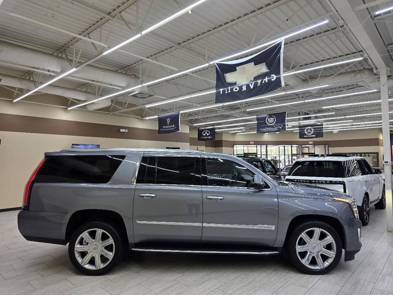 Used 2018 Cadillac Escalade ESV Luxury RWD image 5