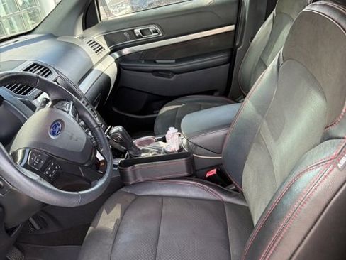 Used 2018 Ford Explorer XLT w/ Equipment Group 202A image 6