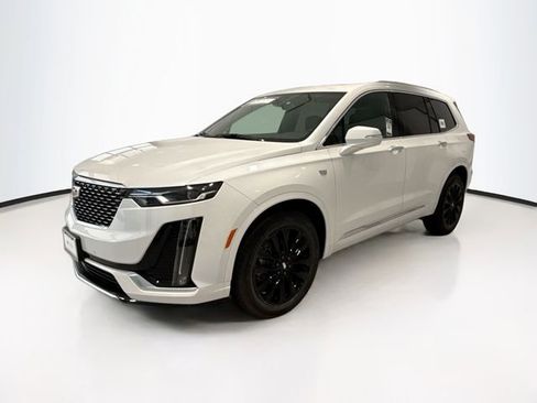 New 2025 Cadillac XT6 Luxury image 3