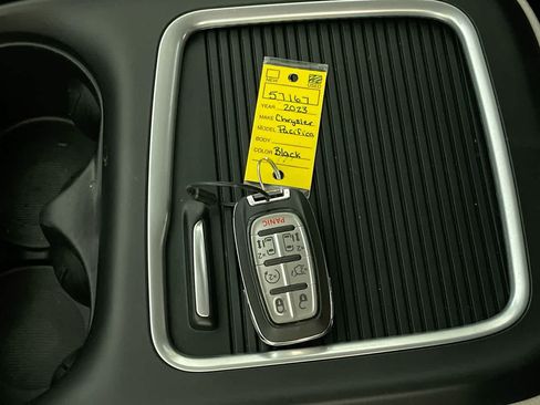 Used 2023 Chrysler Pacifica Touring-L FWD image 27
