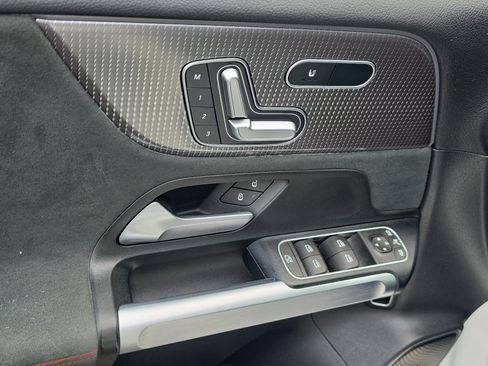 Used 2023 Mercedes-Benz EQB 300 4MATIC image 13
