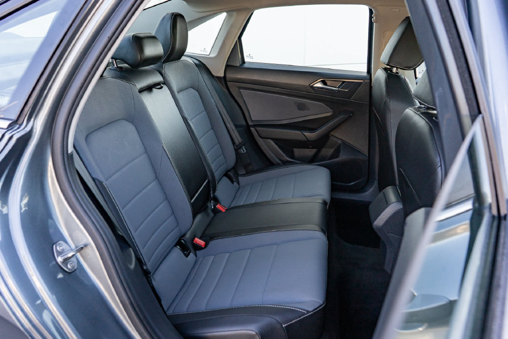 Used 2025 Volkswagen Jetta SE FWD image 18