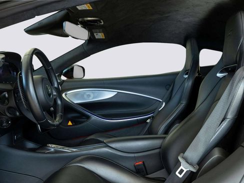 Used 2023 McLaren Artura image 11