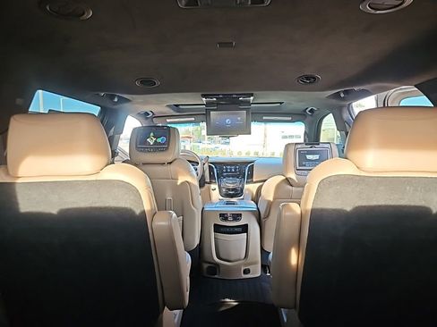 Used 2019 Cadillac Escalade Platinum image 38
