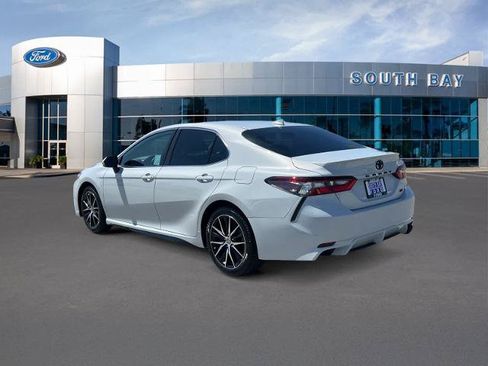 Used 2022 Toyota Camry SE FWD image 3