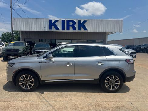 Used 2021 Lincoln Nautilus Reserve AWD/4WD image 2