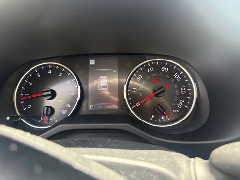 Used 2021 Toyota RAV4 XLE w/ Convenience Package FWD image 12