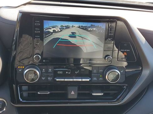 Used 2022 Toyota Highlander XLE image 30