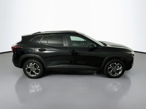 Used 2025 Chevrolet Trax LT w/ LT Convenience Package FWD image 8