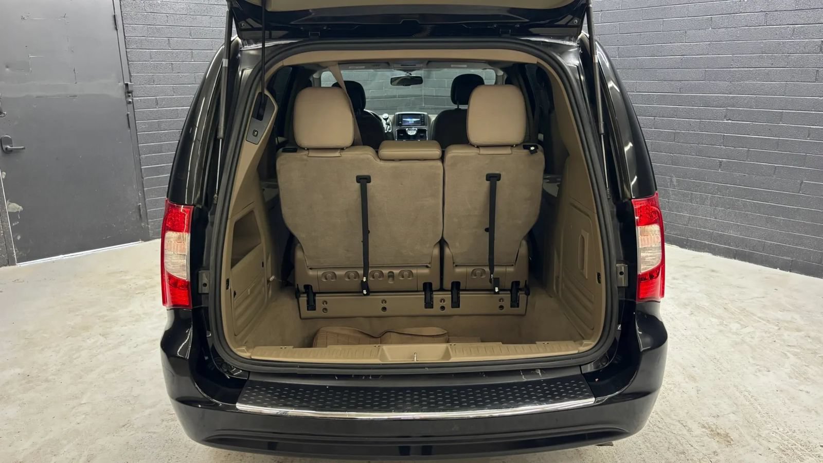 Used 2014 Chrysler Town & Country Touring FWD image 14