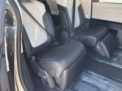 Used 2026 Toyota Sienna Limited image 22
