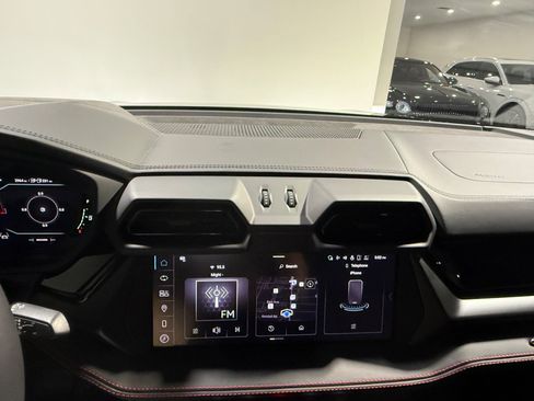 Used 2025 Lamborghini Urus SE AWD/4WD image 37