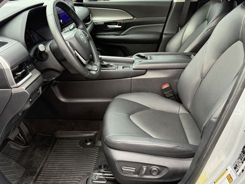 Used 2024 Toyota Grand Highlander XLE image 19