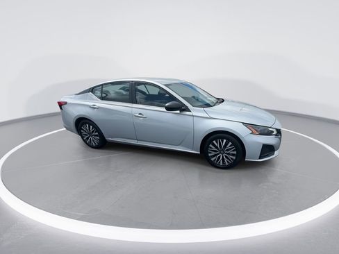 Used 2024 Nissan Altima 2.5 SV image 2