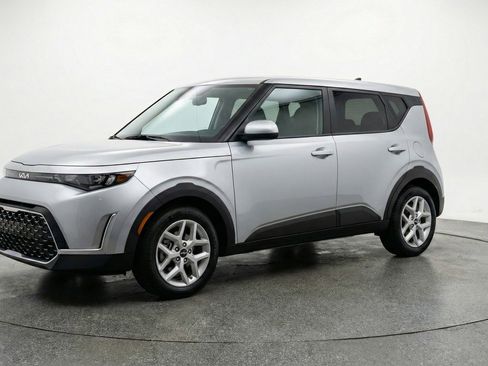 Used 2025 Kia Soul LX w/ LX Technology Package FWD image 3