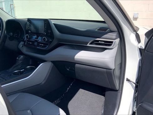 Used 2021 Toyota Highlander XLE FWD image 23