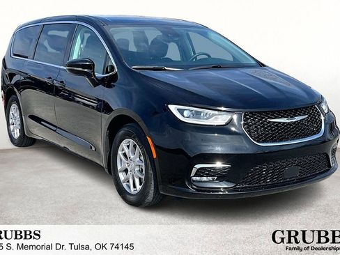 Used 2024 Chrysler Pacifica Touring-L image 1