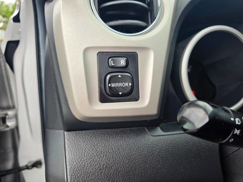 Used 2009 Pontiac Vibe w/ Preferred Package image 46