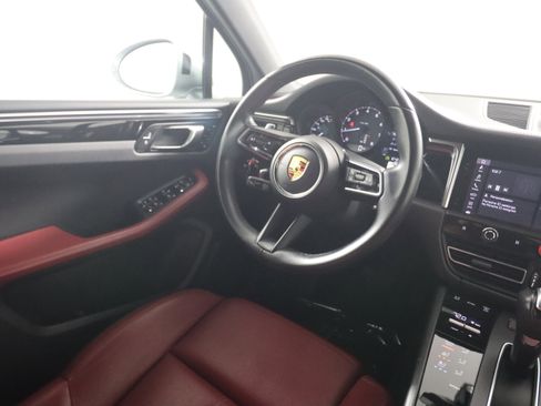 Certified 2023 Porsche Macan image 12