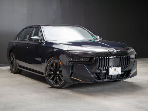 Used 2024 BMW 760i xDrive w/ Executive Package AWD/4WD image 9