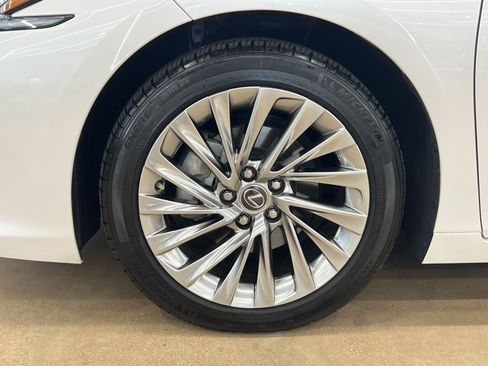 Used 2022 Lexus ES 300h w/ Accessory Package FWD image 11