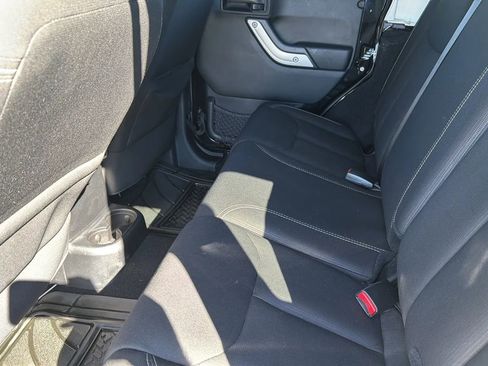 Used 2016 Jeep Wrangler Unlimited Sahara w/ Connectivity Group AWD/4WD image 43
