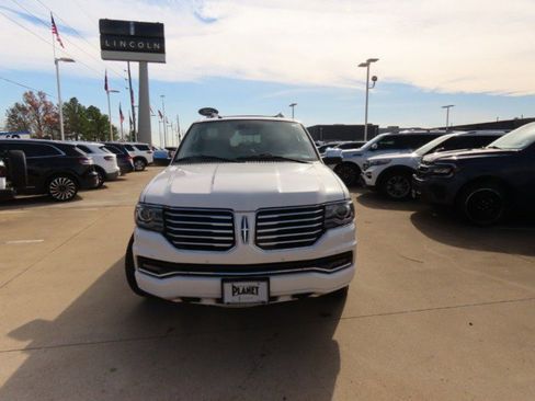 Used 2015 Lincoln Navigator image 4