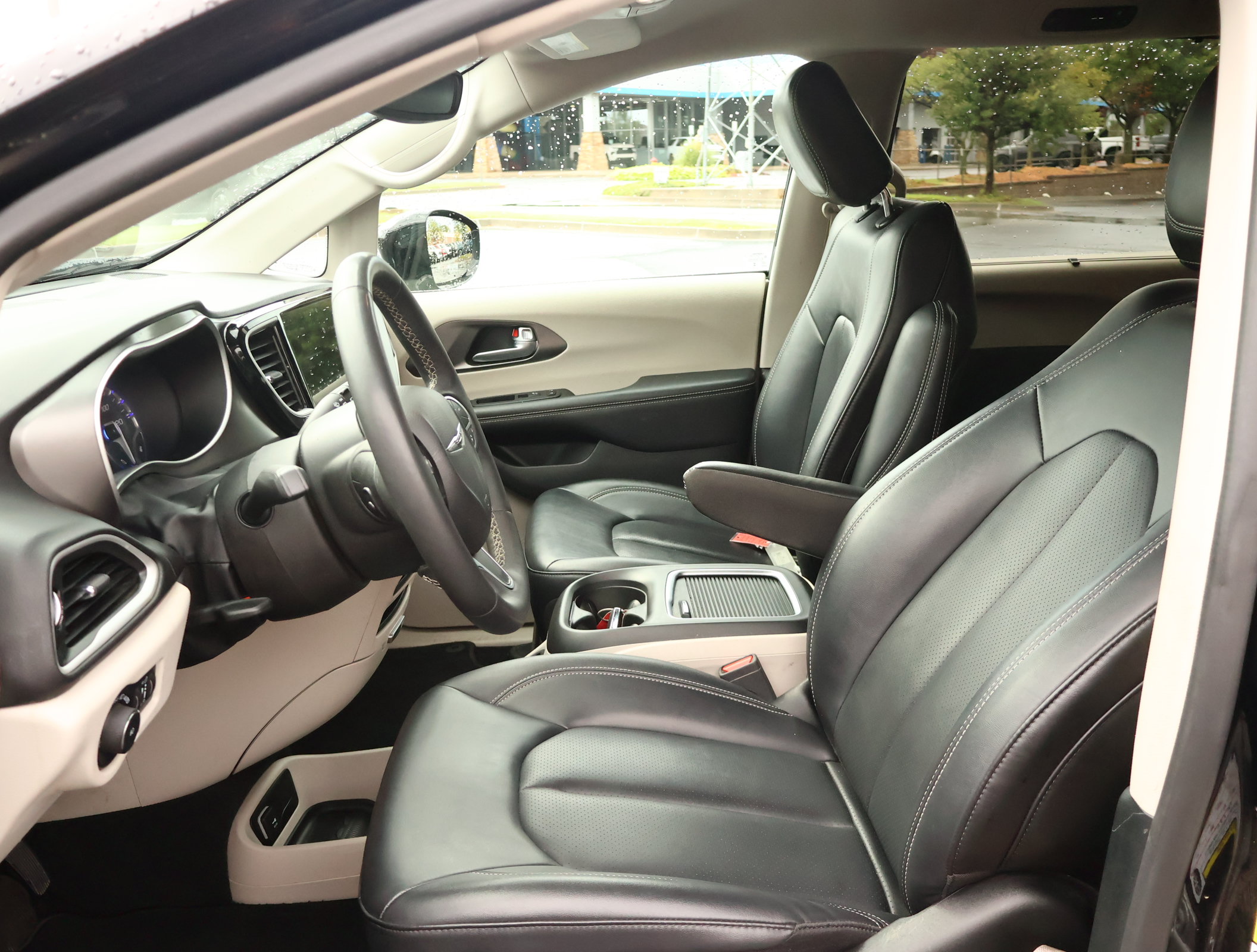 Used 2024 Chrysler Pacifica Touring-L FWD image 11