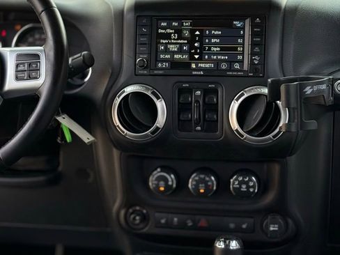 Used 2016 Jeep Wrangler Unlimited Rubicon image 23