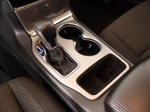 Used 2019 Jeep Grand Cherokee Laredo w/ 18" Wheel & 8.4" Radio Group image 8