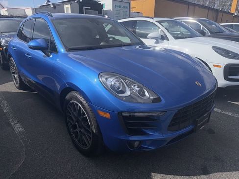 Certified 2023 Porsche Macan image 2