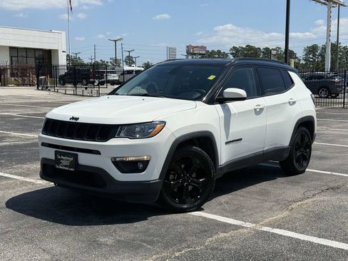 Used 2019 Jeep Compass Latitude FWD image 1