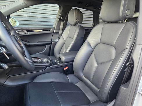Certified 2025 Porsche Macan w/ Premium Package Plus AWD/4WD image 5