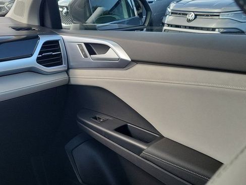 Certified 2025 Volkswagen Taos SE FWD image 4