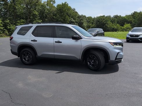 Used 2025 Honda Pilot TrailSport image 6