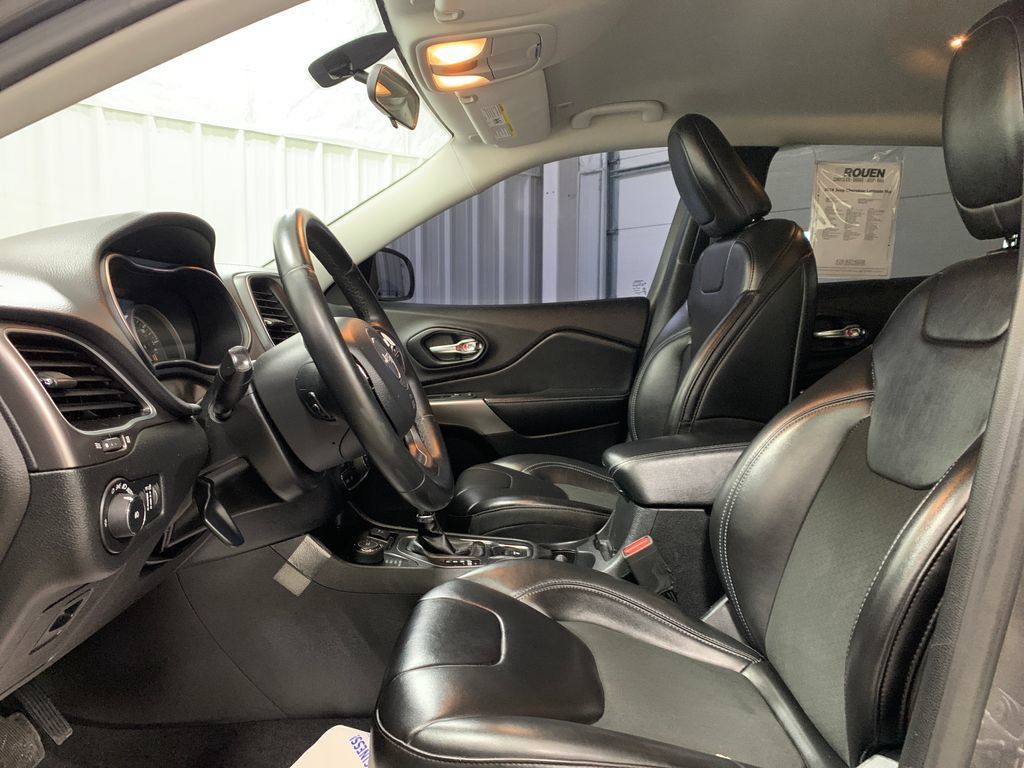 Used 2019 Jeep Cherokee Latitude Plus AWD/4WD image 12