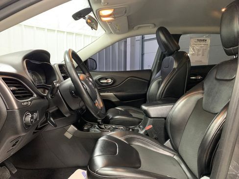 Used 2019 Jeep Cherokee Latitude Plus AWD/4WD image 12