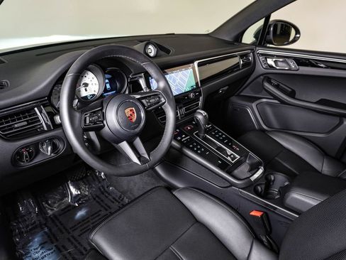 Certified 2026 Porsche Macan AWD/4WD image 4