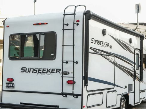 Used 2023 Ford E-450 and Econoline 450 Super Duty w/ Motorhome Prep Package RWD image 10