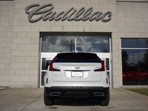 Used 2024 Cadillac XT4 Premium Luxury image 6