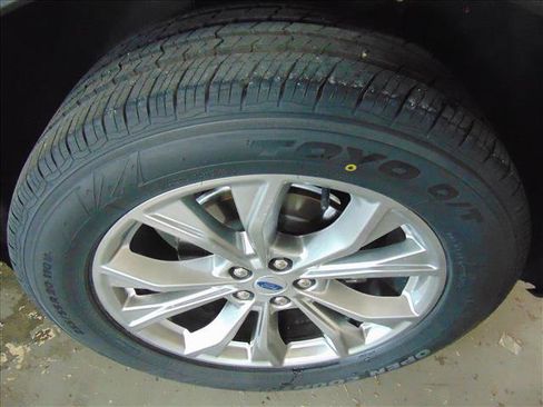 Used 2023 Ford Explorer XLT w/ Equipment Group 202A AWD/4WD image 6