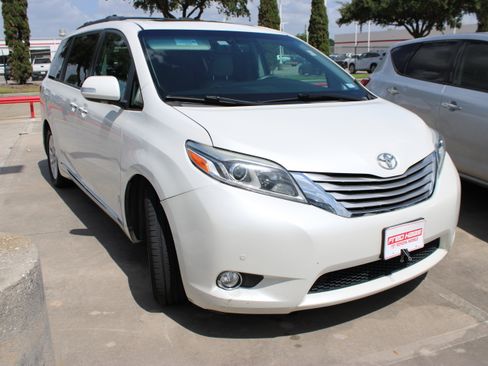 Used 2016 Toyota Sienna Limited Premium FWD image 2