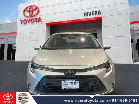 Used 2024 Toyota Corolla LE w/ LE Convenience Package FWD image 2