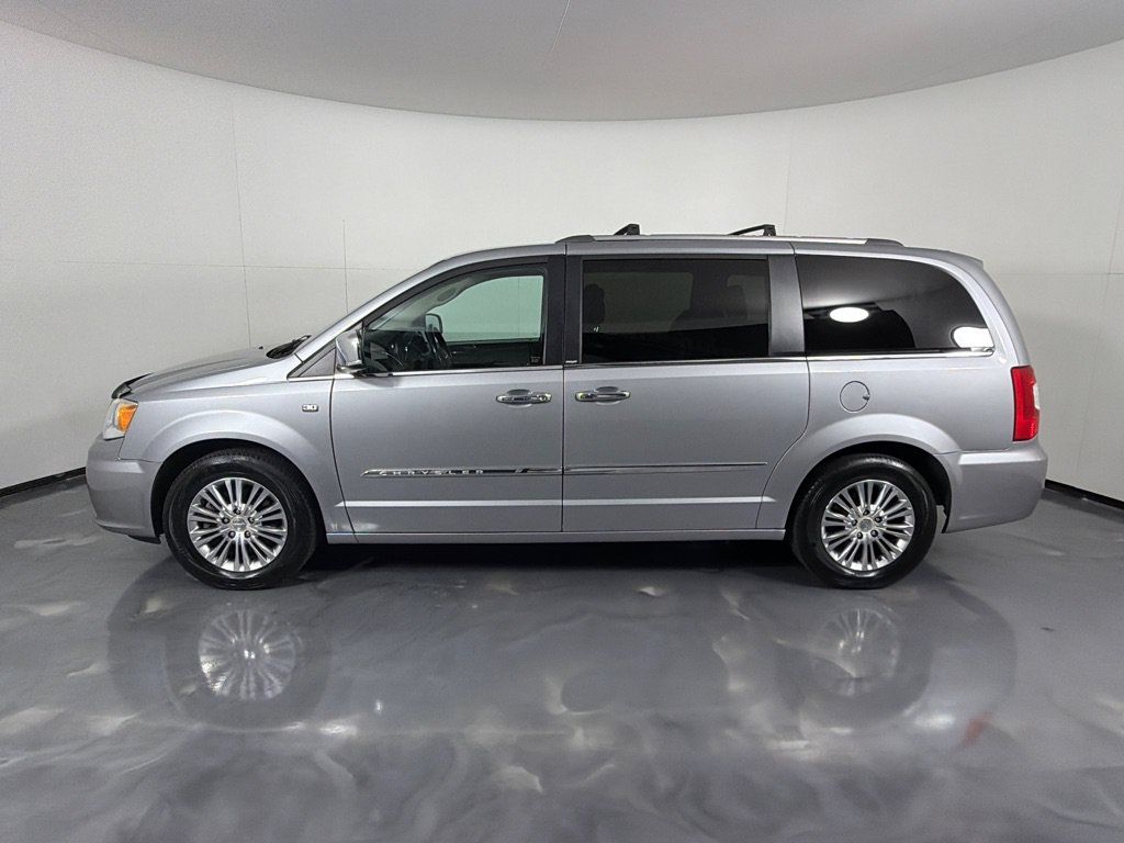Used 2014 Chrysler Town & Country Touring-L FWD image 7