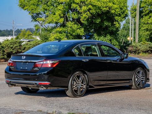 Used 2017 Honda Accord Touring image 5