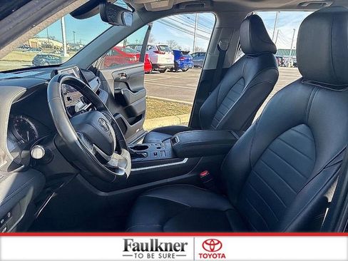 Used 2024 Toyota Highlander XLE image 10