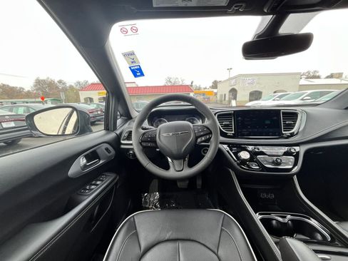 Used 2025 Chrysler Pacifica Limited image 36